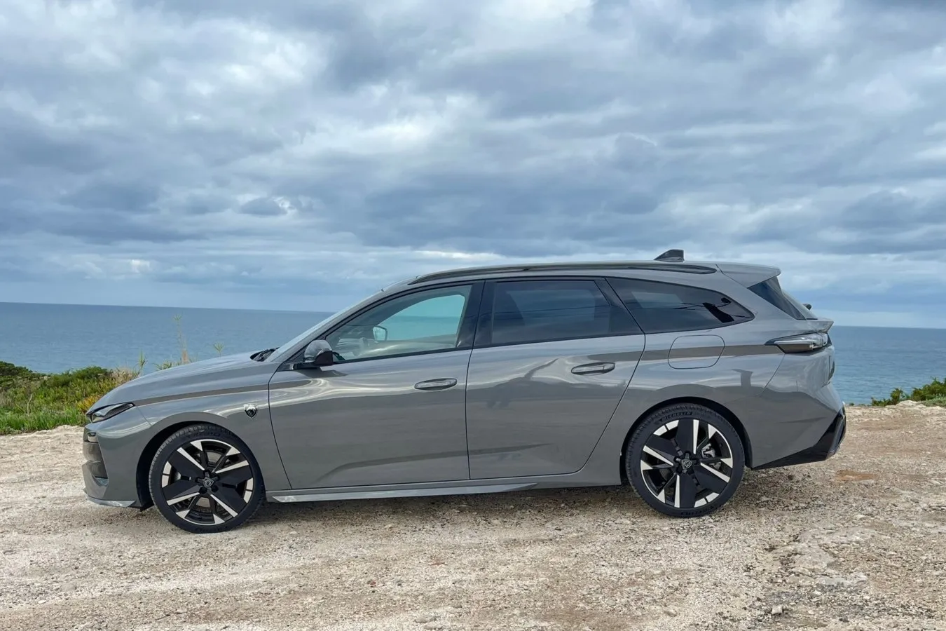 Das schlanke Profil des Peugeot 308 SW verbindet elegantes Design mit praktischem Nutzen.